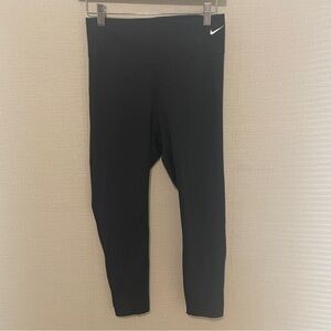 Nike women’s crop dri-ft leggings. Size: medium